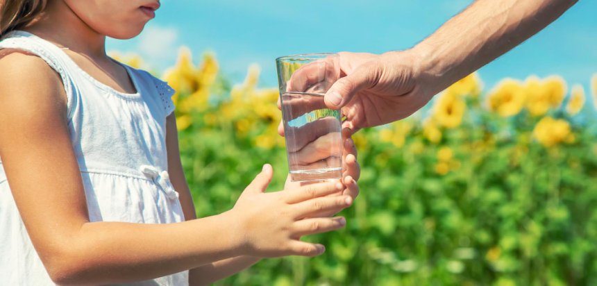 Hidratación inteligente: la cantidad de agua que tu cuerpo necesita según la edad y el clima